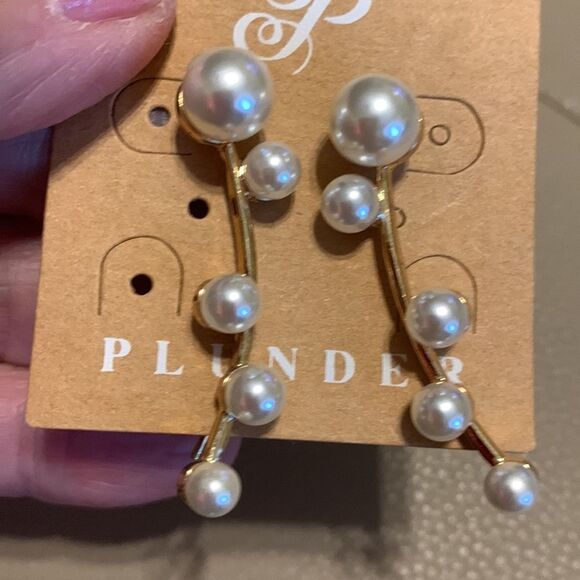 Plunder faux Pearl pierced earrings made to 'climb' the ear appearing to be many - Picture 5 of 6